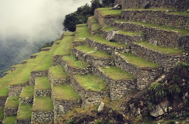 Terrassenbauweise mit perfekten Fundament in Machu Picchu