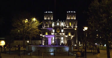Cajamarca Plaza Kathedrale bei Nacht