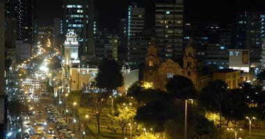 Blick auf Miraflores bei Nacht