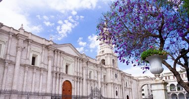 Blick auf Kathedrale und Plaza de Armas
