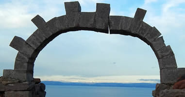 Arco Isla Amantani Lago Titicaca