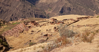 Blick auf Ruininen von Huchuy Qosqo