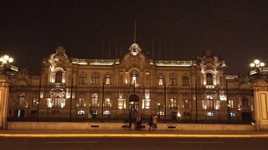 Palacio de Gobierno bei Nacht