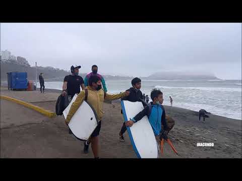 Recorriendo la Playa Makaha en el distrito de Miraflores .