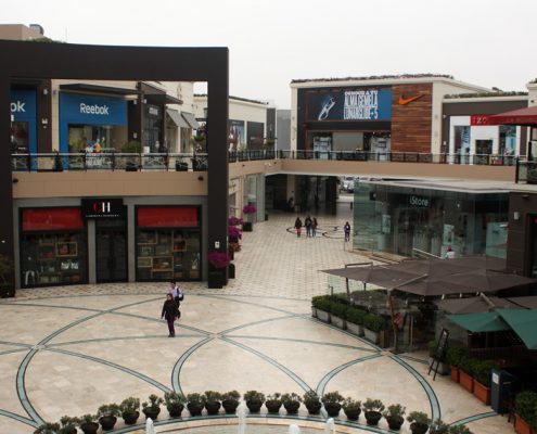 Limas größtes Einkaufszentrum - die Jockey Plaza