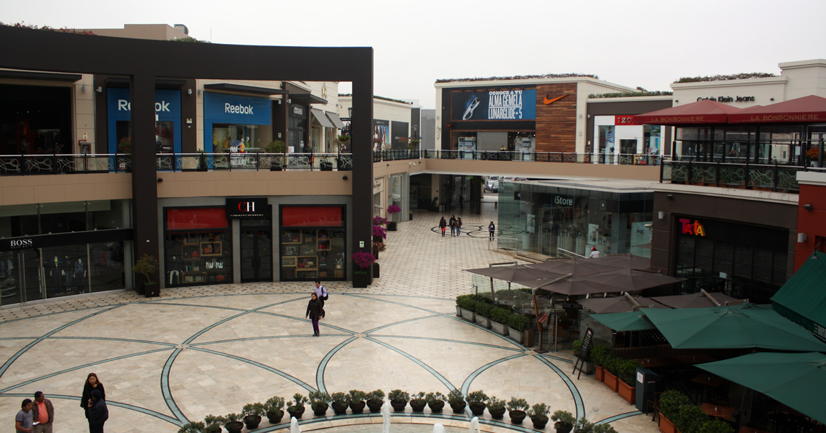Limas größtes Einkaufszentrum - die Jockey Plaza