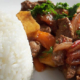Lomo Saltado: Ein kulinarisches Meisterwerk der peruanischen Küche