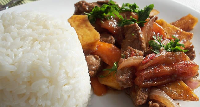 Lomo Saltado: Ein kulinarisches Meisterwerk der peruanischen Küche