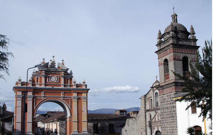 Der Arco del Triunfo in Ayacucho – Symbol der peruanischen Unabhängigkeit und kulturellen Vielfalt