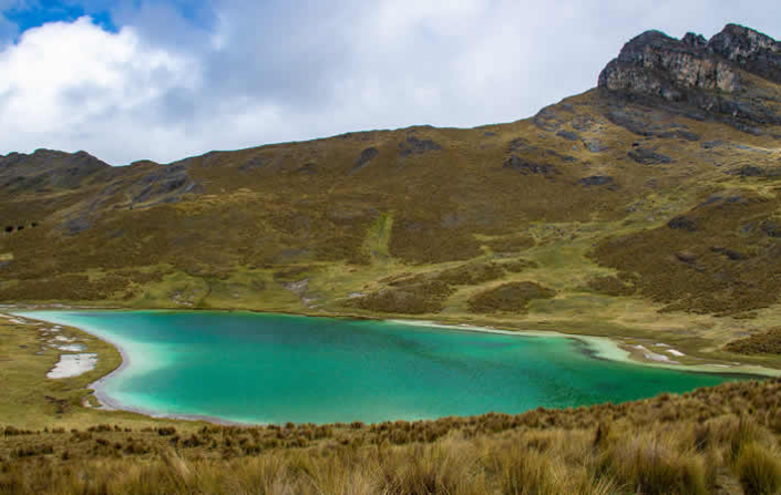 Laguna Verdeccocha: Ein Smaragdgrünes Naturwunder in Ayacucho