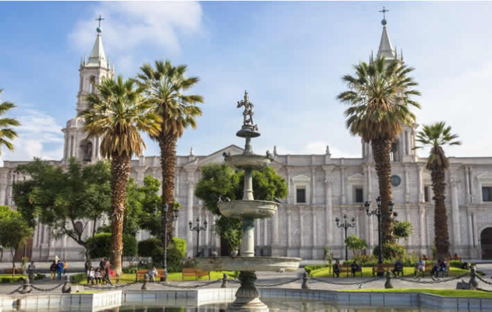 Arequipas Plaza de Armas: Das Herz der weißen Stadt und Tor zum UNESCO-Weltkulturerbe