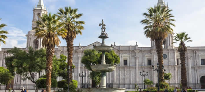 Arequipas Plaza de Armas: Das Herz der weißen Stadt und Tor zum UNESCO-Weltkulturerbe