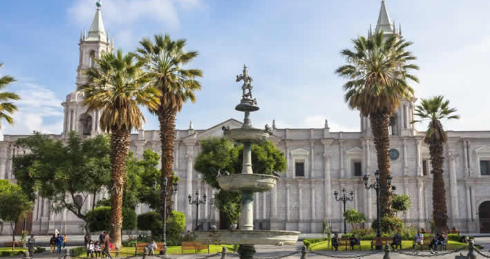 Arequipas Plaza de Armas: Das Herz der weißen Stadt und Tor zum UNESCO-Weltkulturerbe