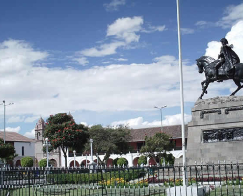 Plaza de Armas in Ayacucho: Das historische Herz der Stadt