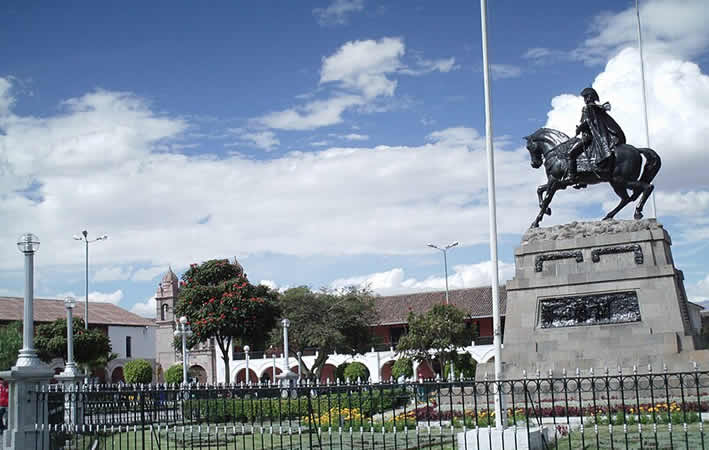 Plaza de Armas in Ayacucho: Das historische Herz der Stadt