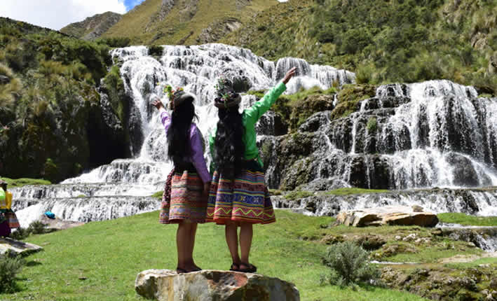 El Valle de las Cascadas en Sarhua: el paraíso escondido de Perú lleno de cascadas, mitos y artesanía