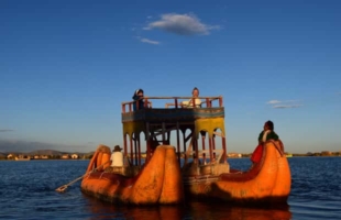 Ab Puno: Die schwimmenden Uros-Inseln auf dem Titicacasee
