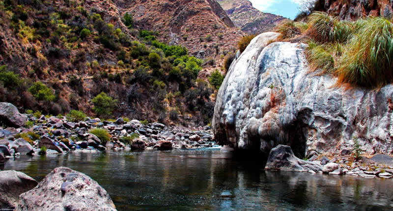 Aguas Termales de Qosniq – Termas ferruginosas andinas en el río Sondondo