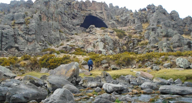 Cueva de Yana Machay – Cueva prehistórica y lugar místico en el Río Negro Mayo