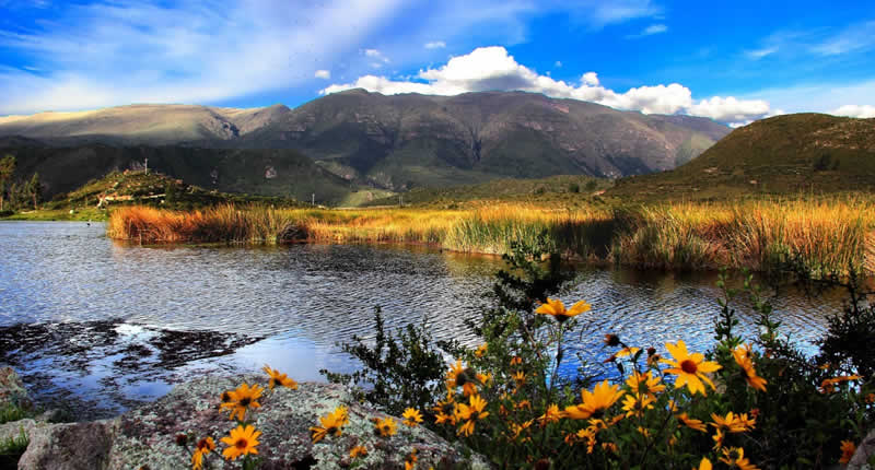 Laguna de Huanzo – Dos islas, cinturón de totora y espejo andino en Cabana