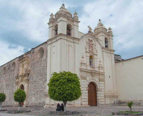 Iglesia y Convento de Santa Teresa – Esplendor barroco, tradición monástica y corazón del folclore ayacuchano Iglesia y Convento de Santa Teresa – Esplendor barroco, tradición monástica y corazón del folclore ayacuchano