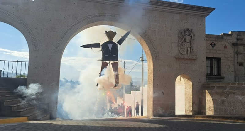 Traditionelles Verbrennen des Judas in Yanahuara – Das Judasfeuer von Arequipa