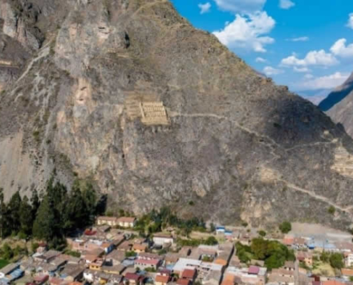 Tunupa oder Wiracochan – Das gigantische Felsrelief von Ollantaytambo Tunupa oder Wiracochan – Das gigantische Felsrelief von Ollantaytambo