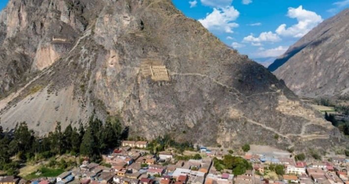 Tunupa o Wiracochan – El gigantesco relieve rocoso de Ollantaytambo Tunupa o Wiracochan – El gigantesco relieve rocoso de Ollantaytambo