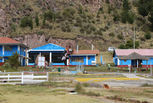 Die thermomedizinischen Gewässer von Occobamba, auch bekannt als Aguas Calientes de La Raya oder Ökotourismuskomplex Baños del Inca de Occobamba