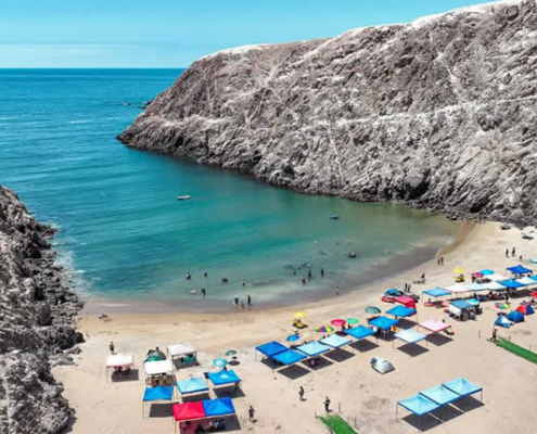 Caleta Centeno: Feinsandige Pazifikbucht mit moderater Brandung & Vogelreichtum Caleta Centeno: Feinsandige Pazifikbucht mit moderater Brandung & Vogelreichtum