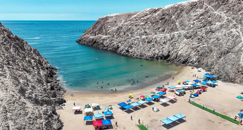 Caleta Centeno: Feinsandige Pazifikbucht mit moderater Brandung & Vogelreichtum