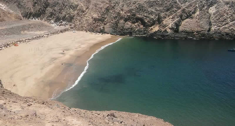 Caleta Quebrada Honda ist eine geschützte, sanft geschwungene Bucht an Perus Südpazifik