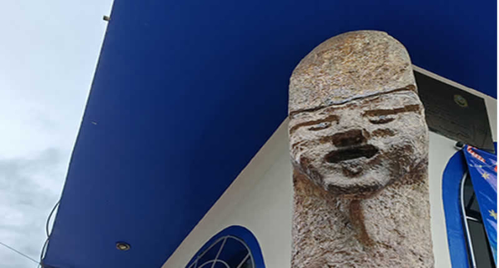 El Obispo de Piedra (Santiago Ophelan): Satirische Steinskulptur und lebendige Stadterinnerung in Huanta