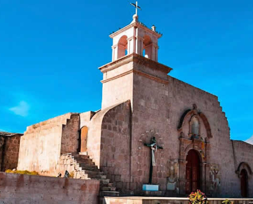 Iglesia de San Andrés de Yura – Sakralarchitektur aus rosafarbenem Sillar