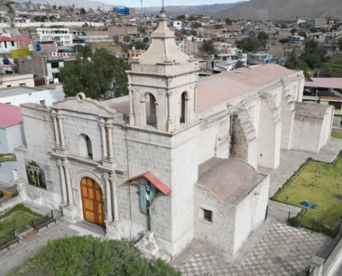 Iglesia San Fernando Rey de Socabaya: Neoklassische Sillar-Kirche & lebendige Andachtskultur