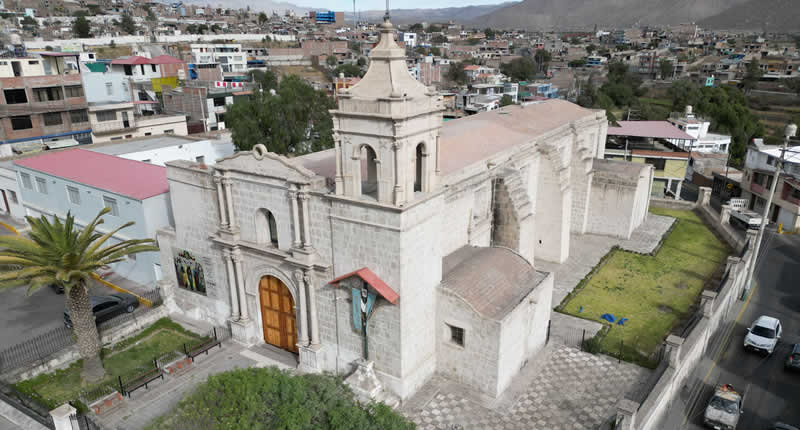Iglesia San Fernando Rey de Socabaya: Neoklassische Sillar-Kirche & lebendige Andachtskultur