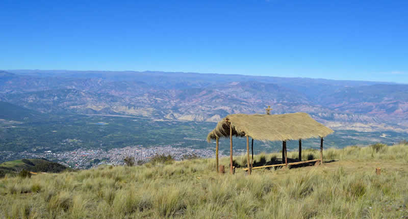  Mirador de Pultunchara – höchster Aussichtspunkt von Huanta mit Andenpanorama Mirador de Pultunchara: Höchster Aussichtsbalkon von Huanta mit Andenlicht und endlosem Horizont