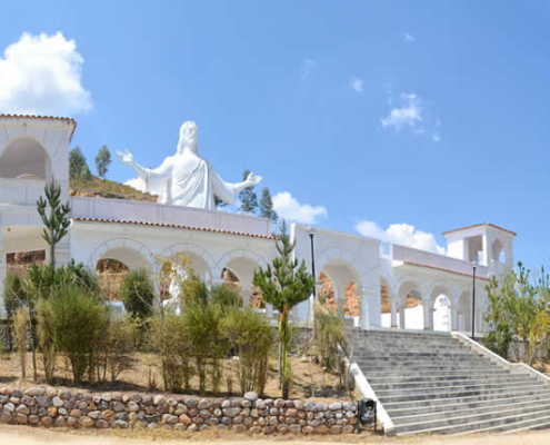 Mirador del Cristo Blanco de Huanta: Panoramablick über das Tal und modernes Wahrzeichen Mirador del Cristo Blanco de Huanta: Panoramablick über das Tal und modernes Wahrzeichen