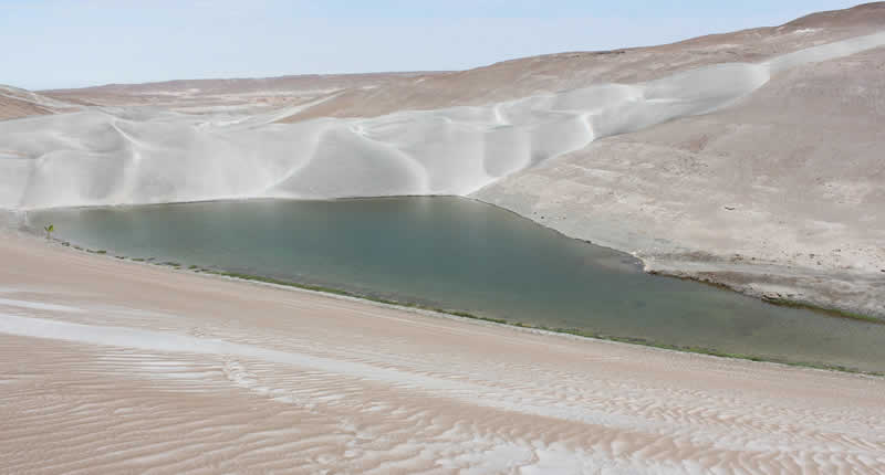 Oasis de La Joya: Kristallklare Lagune im Dünenmeer von Arequipa