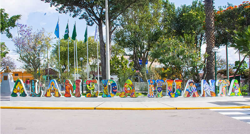Parque Gervasio Santillana (Parque Alameda): Traditionspark mit Heldenbüst​e, Karnevalsskulptur und Retama-Blüte