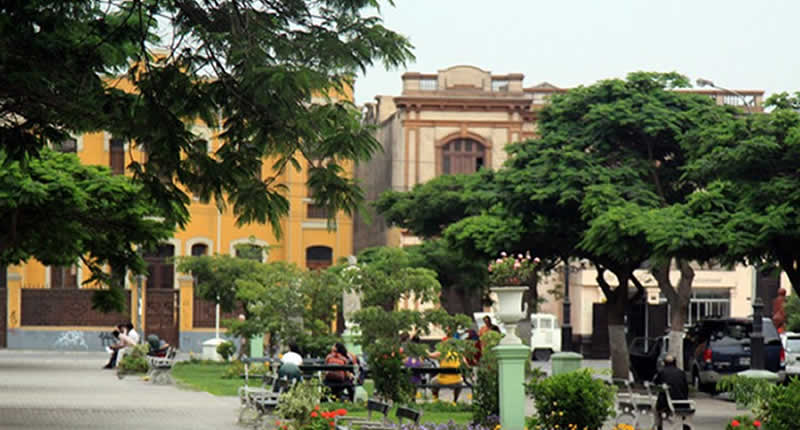 Paseo Sáenz Peña – Belle-Époque-Promenade mit Kunst, Gärten & Meerblick