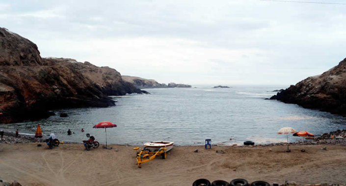 Playa La Pedregosa Playa La Pedregosa: Ruhige Kieselbucht zwischen Humboldtstrom, Felsklippen & Küstenabenteuern