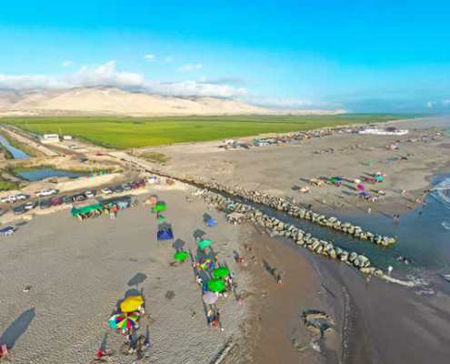 Playa San Isidro «La Bomba»: Weite Sandbucht, warmes Wasser & Meeresbrise nördlich von Camaná