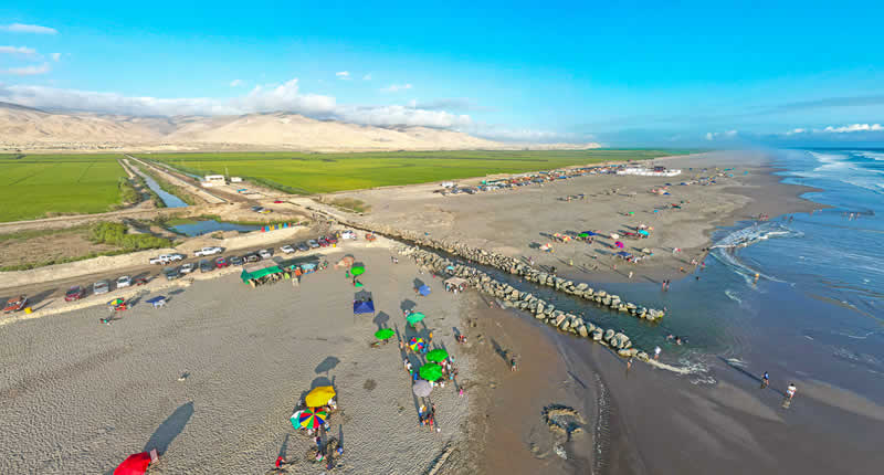 Playa San Isidro «La Bomba»: Weite Sandbucht, warmes Wasser & Meeresbrise nördlich von Camaná