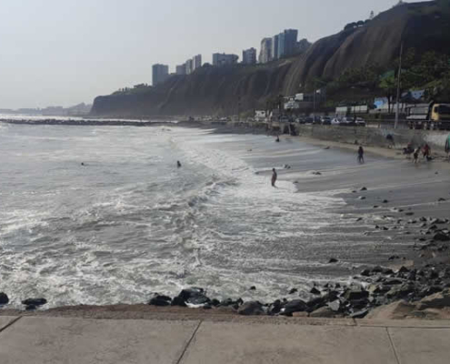 Playa Waikiki: Klassischer Surfspot von Miraflores an der Costa Verde