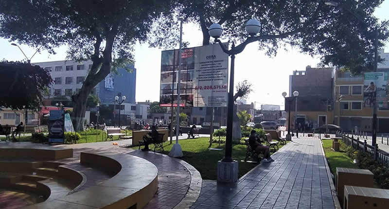 Plaza Butters – Kulturplatz mit Amphitheater & Ficus-Alleen an Barrancos Südgrenze