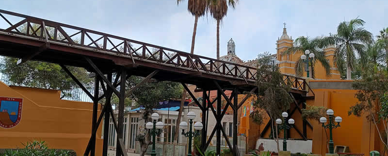Puente de los Suspiros – el icónico puente de madera de Barranco sobre la Bajada de los Baños