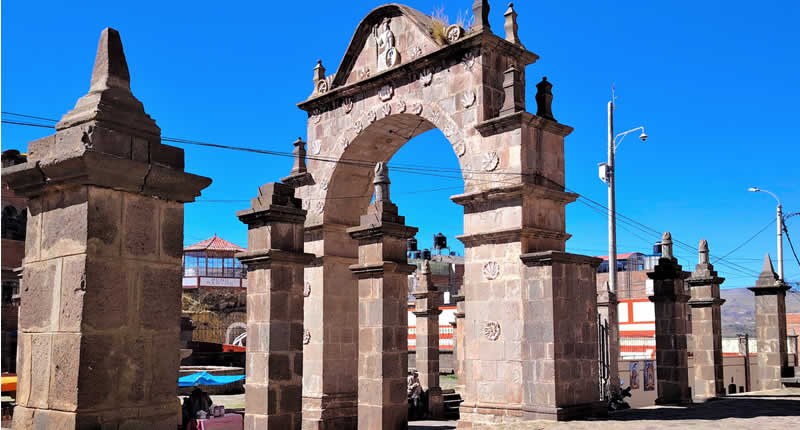 Arco Deustua in Puno – Steinernes Tor der Unabhängigkeit