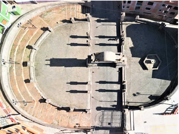 Historischer Triumphbogen und Schauplatz lebendiger Traditionen