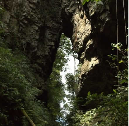 Arco Punco Natursteinbogen am Río Tambopata in San Pedro de Putina Punco